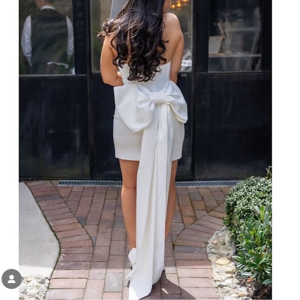 meshki Meredith
Strapless Bow Mini Dress - White